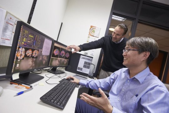 -- Drs. Dan Krawczyk and Kihwan Han review MRI scans. Credit: Center for BrainHealth, Randy Anderson